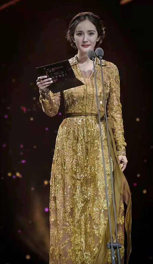 楊冪走溫婉路線意外驚豔！盤發穿金色刺繡裙變豪門千金，眼睛好靈