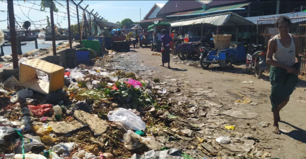 緬甸這個市場垃圾臭氣熏天，令人作嘔，民眾都不想踏足