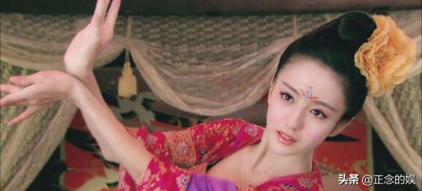 甜美可人的佟麗婭,現代裝和古裝扮都一樣明豔動人 甜美可人的佟麗婭,現代裝和古裝扮都一樣明豔動人