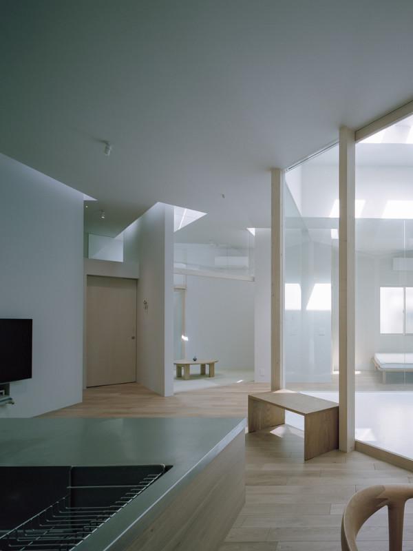 104㎡的住宅：為了能夠有一個安靜的家居空間，對外幾乎完全封閉