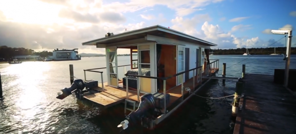 男子花百萬將家搬到水面上 12㎡漂浮小屋每月管理費至少三千