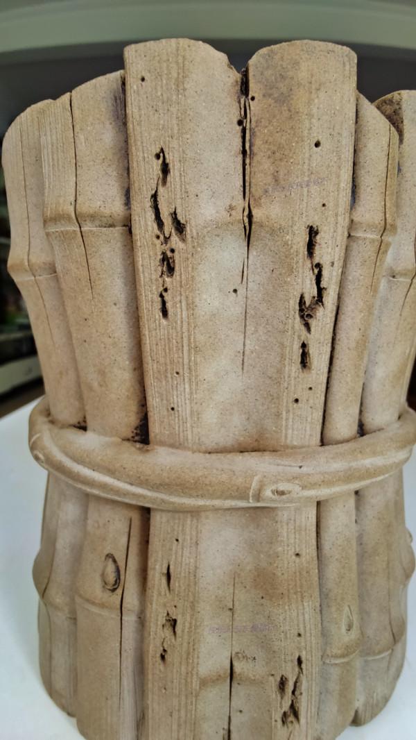 梅縣謝伯花10萬元買個仿清代筆筒，竹片加水泥製成？還說不後悔