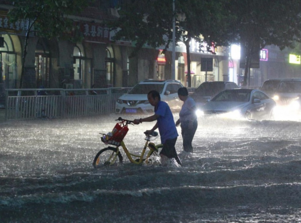 女兒遇難157天后,雨衣爸爸再登熱搜:下次你路過,人間已無我 女兒遇難157天后,雨衣爸爸再登熱搜:下次你路過,人間已無我