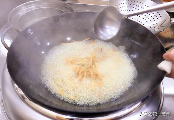 黃花菜炒肉最忌諱直接下鍋炒,多做這兩步,口感脆嫩勁道又不苦澀 黃花菜炒肉最忌諱直接下鍋炒,多做這兩步,口感脆嫩勁道又不苦澀