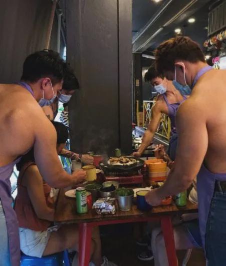 尷尬！新加坡燒烤店讓肌肉男站臺，光膀子熱情服務，食客嚇到報警