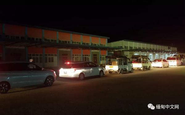 連夜打包連夜跑，還在車上樹白旗！這兩天，大量難民抵達緬甸撣邦