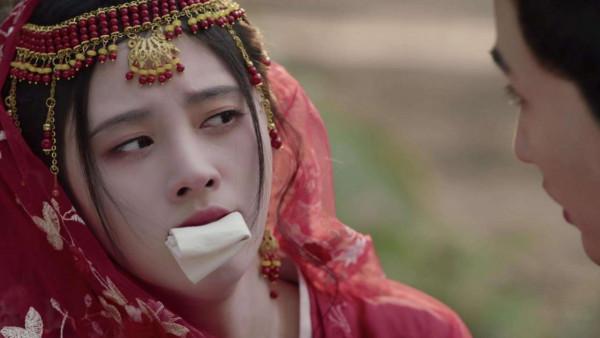 拍戲太糊弄！鞠婧禕拍綁架戲，堵口物品精心疊好，好像在吃豆皮