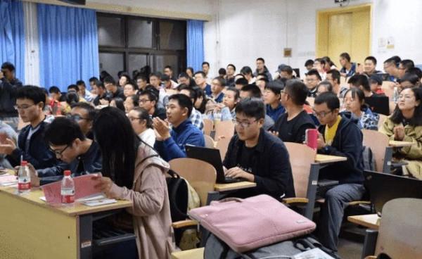 兒子上了大學才知道，媽媽從小到大一直在騙他，老師說的才是對的