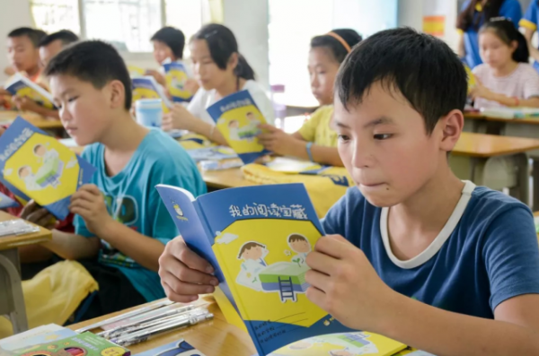 為防止學生“犯花痴”，教育部煞費苦心，從教科書插圖就能看出來