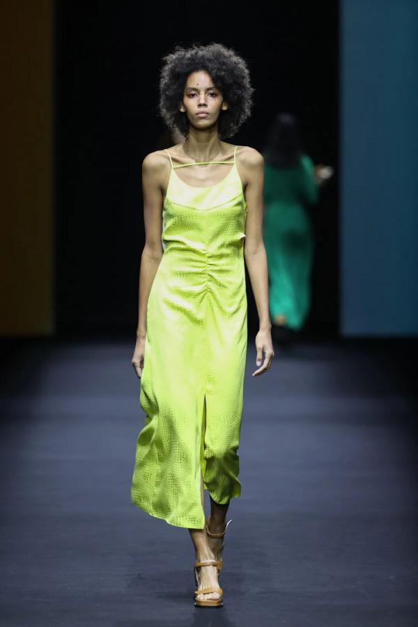 裴蓓的果敢女性衣櫥，被張家誠拍出來了