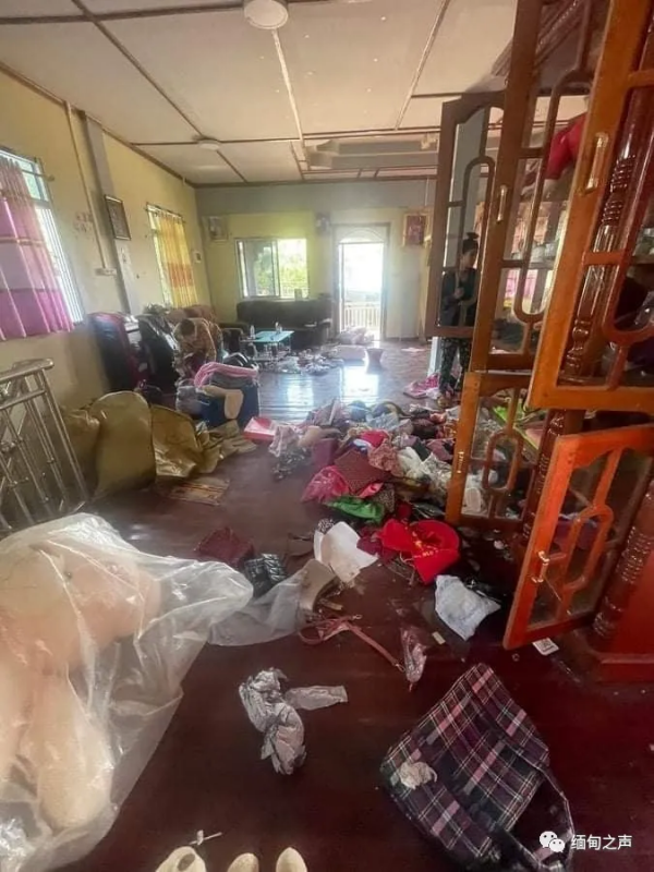 到處都在打仗！房子被炸！緬甸難民坐在地上，雙手合十為緬甸祈福