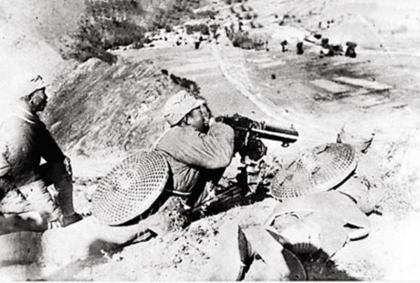 抗日隊伍只剩兩人，隊長：快槍斃我！下級不忍，急中生智逃過一劫