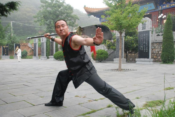 釋小龍為何突然糊了，看他父親乾的那些事，就一點都不奇怪了