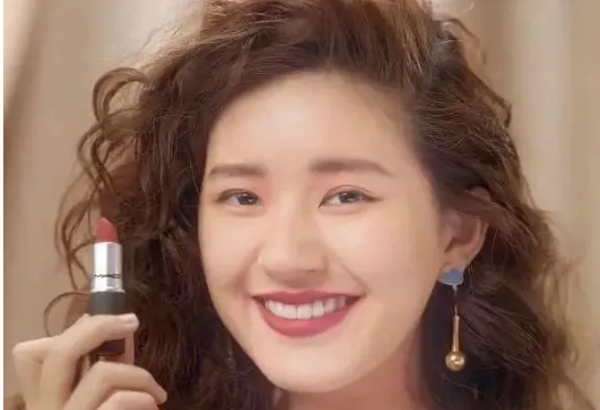 女明星發福之後的顏值有多可怕！趙露思臉像饅頭，劉亦菲滿臉油光