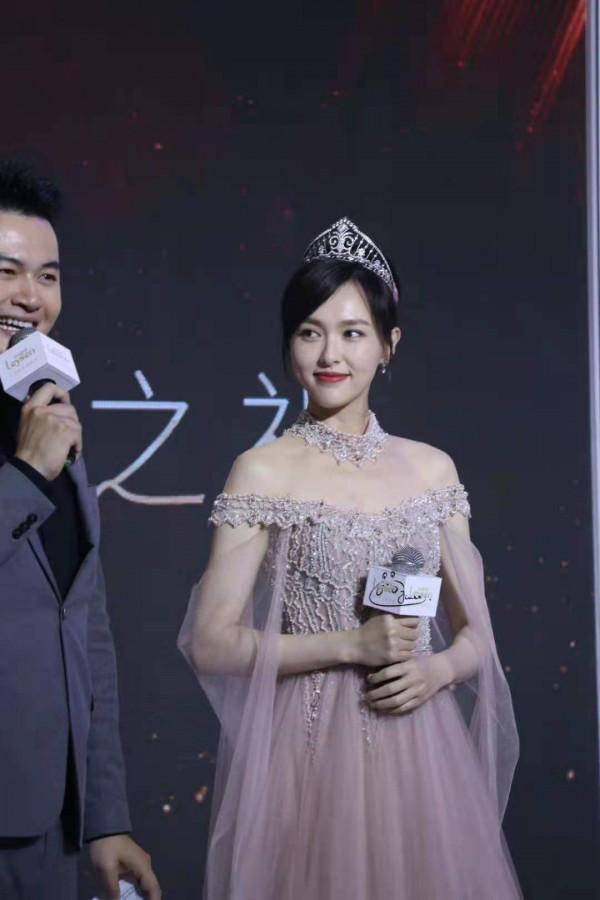 唐嫣真的是公主吧!穿碎鑽仙女裙戴王冠貴氣擋不住,幸福寫在臉上 唐嫣真的是公主吧!穿碎鑽仙女裙戴王冠貴氣擋不住,幸福寫在臉上