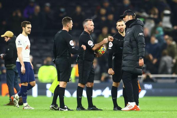 英超一戰4次爭議判罰！紅牌+點球被無視，主裁判雙標激怒克洛普