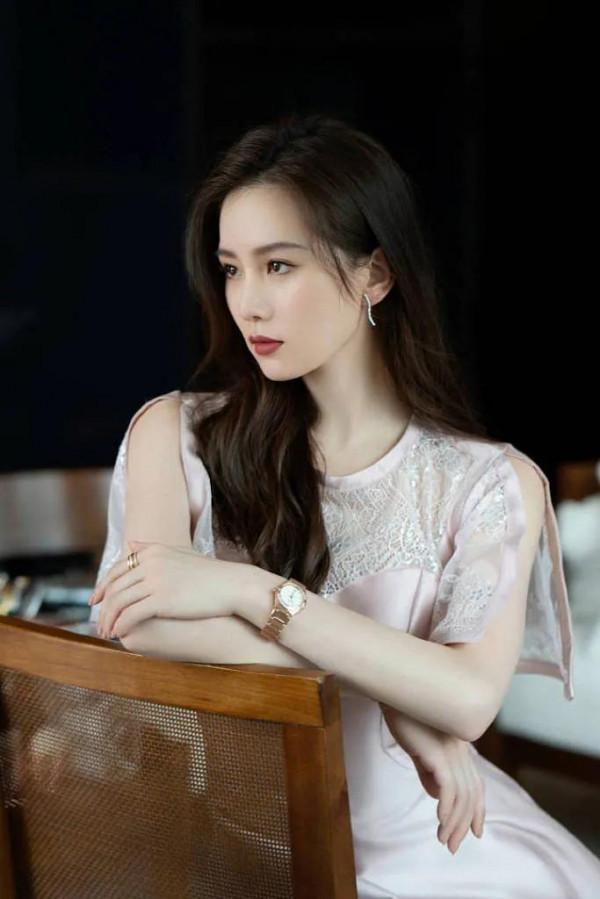 劉詩詩穿粉裙捲髮拍寫真明媚、甜美，淺笑嫣然優雅不失可愛