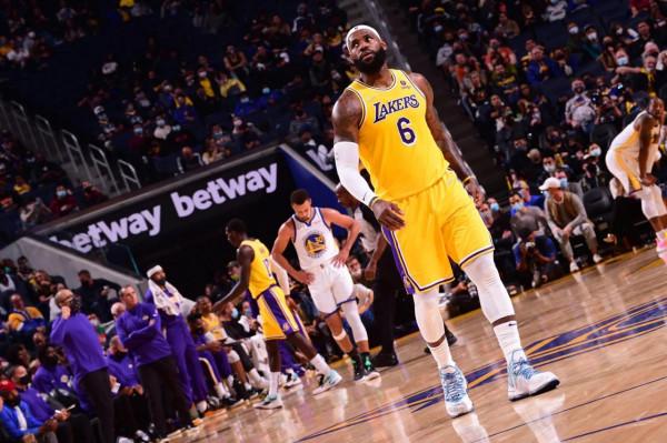 庫裡30+5，勇士拒絕22分逆轉！湖人詹皇9+3，威少6失誤，魔獸爆發