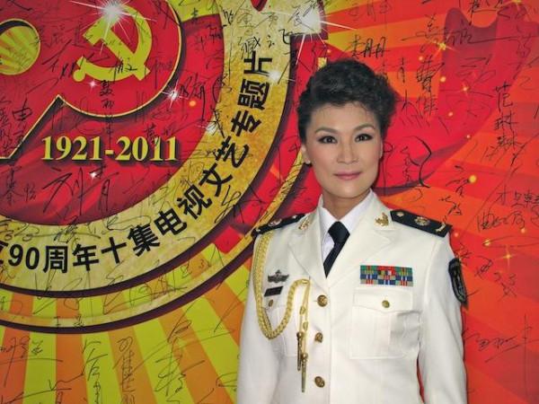 範琳琳:28歲嫁恩師,對母親有虧欠,兩枚軍功章陪伴去世父母 範琳琳:28歲嫁恩師,對母親有虧欠,兩枚軍功章陪伴去世父母