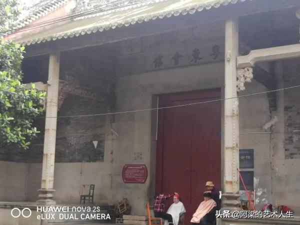 中秋佳節的早茶,六兄弟胸前的大金鍊子更加鮮豔和金碧輝煌了 中秋佳節的早茶,六兄弟胸前的大金鍊子更加鮮豔和金碧輝煌了