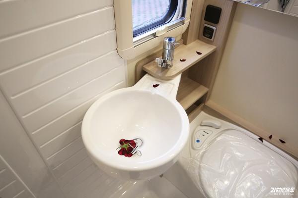 什麼叫“四季房車”：雙層地板，極限防凍！朗宸C60房車