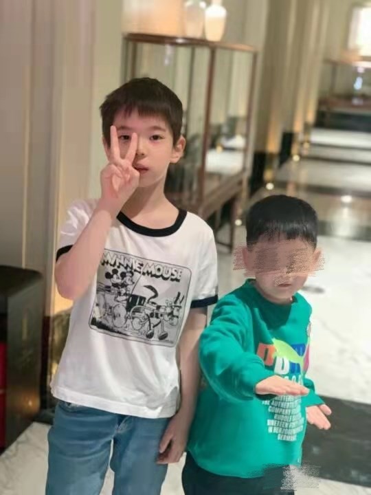 杜江帶8歲兒子與友聚會！嗯哼身材高挑成小帥哥，父子倆被誇帥氣