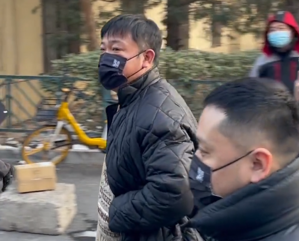 春晚第五次聯排來了！眾星低調進出，李宇春穿裙子鄧超自帶咖啡