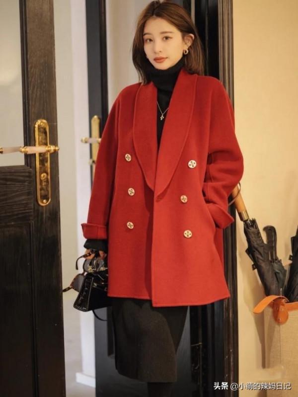 憑什麼秋冬一定要穿黑白灰？最實用的“亮色”搭配指南，請收藏