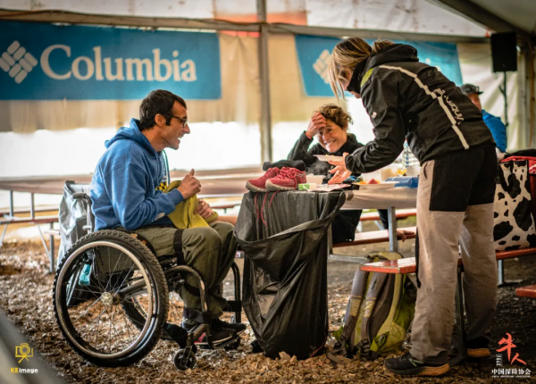 能“活活”跑完400公里的都是些什麼人？揭開鏡頭下真實的跑者