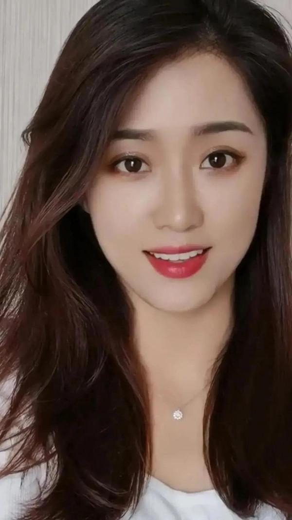 明星楊冪最迷人照片，和網紅三妮最迷人照片，你支援誰？