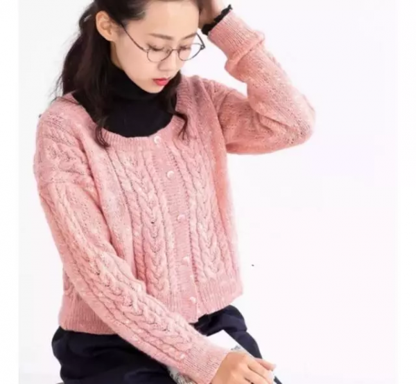 麻花短款小開衫,少女味十足,春秋季節都能穿 麻花短款小開衫,少女味十足,春秋季節都能穿