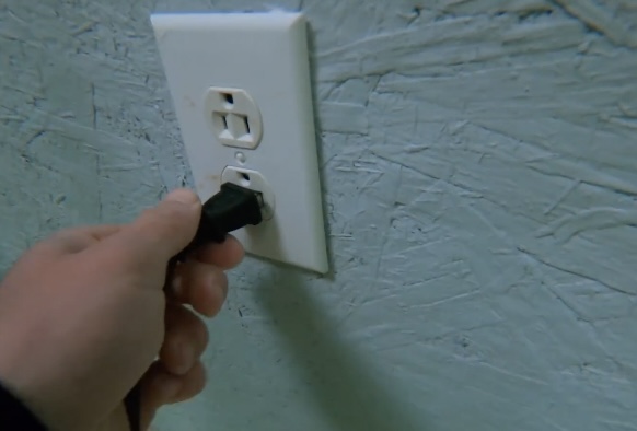 外國博主造了座房子之後灌滿水，就為體驗金魚在魚缸裡的生活