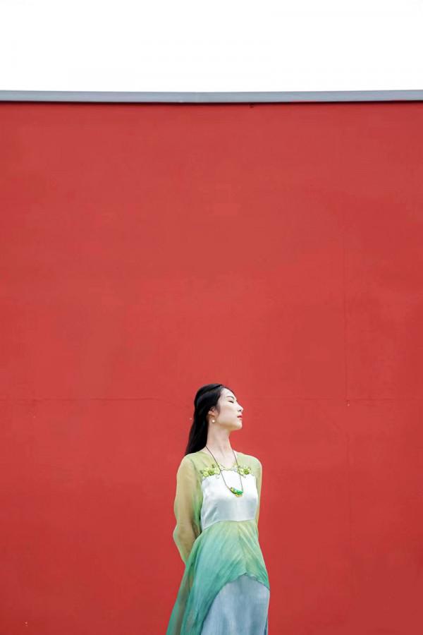 “紡織非遺，光耀東方”北京時裝週植物染服裝賞析