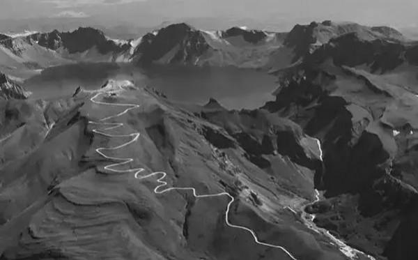 一九八三年八月十三日，鄧小平途經吉林省渾江市登上了長白山