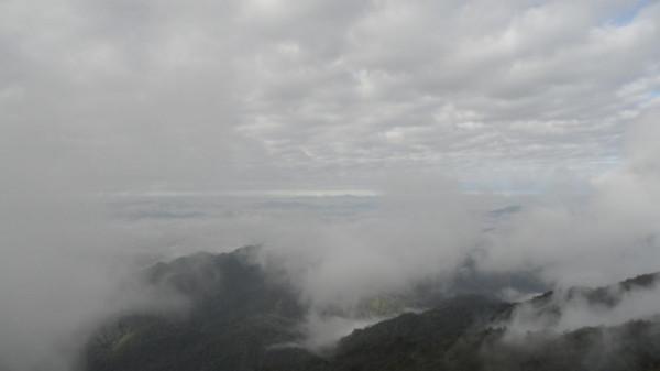 小夥徒步探秘深山三國邊境，險些踏空跌入懸崖，幾乎沒遊客到過