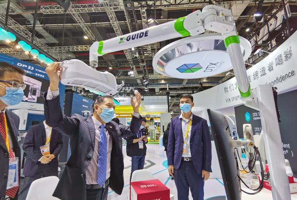 牙齒裡裝了“二維碼”，醫生看螢幕就能動手術？