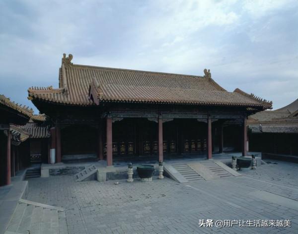 北京故宮是世界上現存規模最大、儲存最完整的木質結構古建築之一