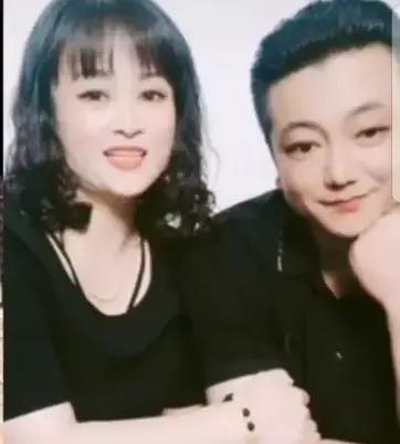 陳豔南父母開直播都開心的唱起了歌，這是陳亞楠要和小偉和好了