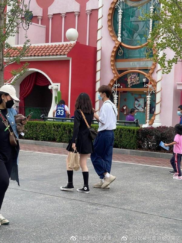 盤點環球影城偶遇明星生圖,白敬亭似商務精英,林依輪兼職賣貨? 盤點環球影城偶遇明星生圖,白敬亭似商務精英,林依輪兼職賣貨?