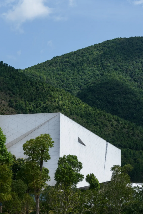南方紅軍三年游擊戰爭紀念館,以石材、玻璃與光影詮釋歷史 南方紅軍三年游擊戰爭紀念館,以石材、玻璃與光影詮釋歷史