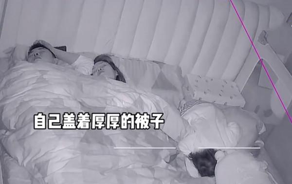 當代90後帶娃有夠懶，2歲女寶寶凌晨叫不醒睡熟爸媽，自己換尿布