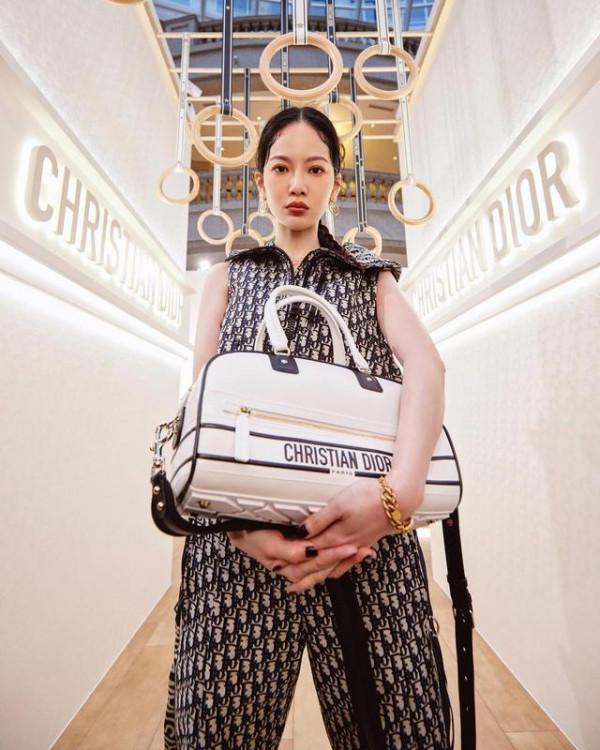 辰亦儒老婆挺有少女感，穿全身Dior套裝名媛範兒十足！扎馬尾俏皮