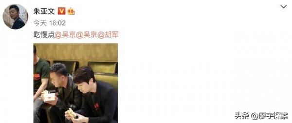 有人帶8助理30保鏢，他啃漢堡被噎，誰揭了“塑膠演員”的遮羞布