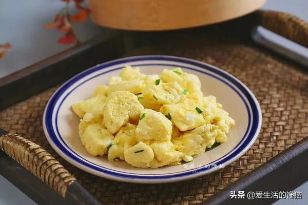 我家炒雞蛋,從來不用油,半碗清水一倒,3分鐘出鍋,愛吃也不胖 我家炒雞蛋,從來不用油,半碗清水一倒,3分鐘出鍋,愛吃也不胖