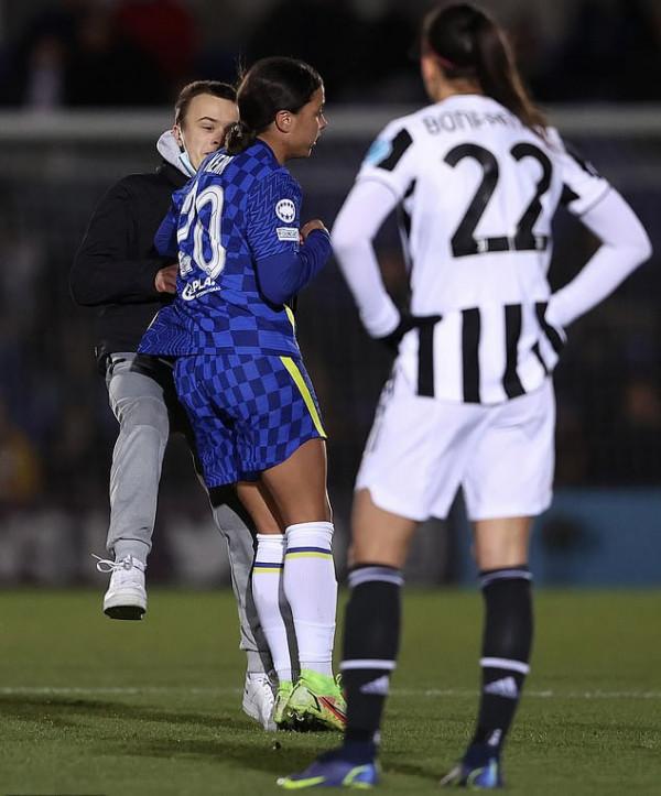 幹得漂亮！男子闖入女足歐冠逗樂玩自拍，憤怒女球星讓他四腳朝天