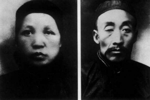 59年毛主席回韶山，見父母墳墓年久失修長了雜草，毛主席小心清理