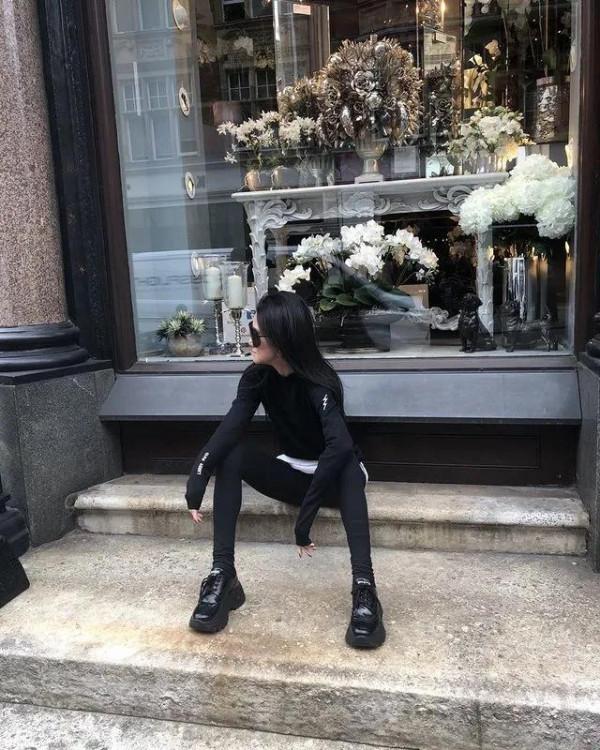 72歲的王薇薇照樣敢耍時髦，穿燕尾上衣好酷，站在超模旁也不輸陣