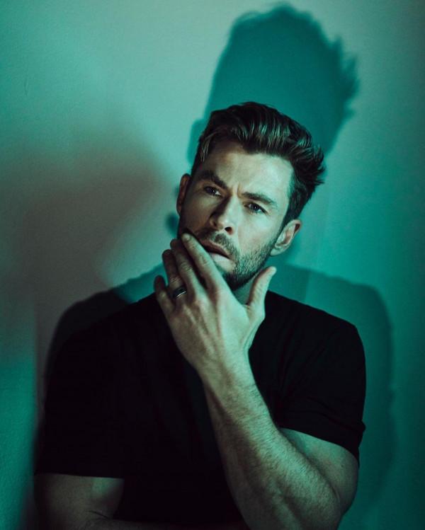 好萊塢模範夫妻：雷神愛上大7歲美女，摟著矮30公分嬌妻甜蜜11年