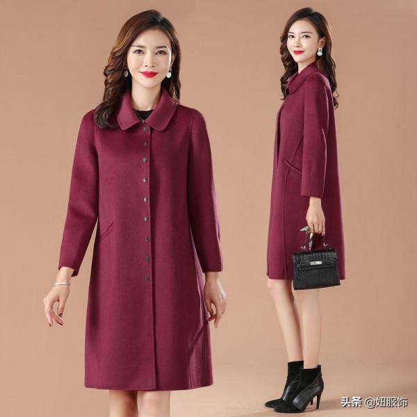 這幾款時髦顯瘦的雙面呢羊毛大衣，40-50歲的媽媽穿上高貴優雅