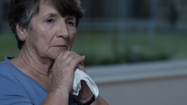 老人有錢晚年就會幸福嗎？70歲阿姨：退休金9千，卻過得苦不堪言